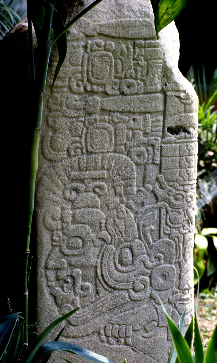 ティカルステラ28、初期クラシック時代、300-600 AD 作： マヤ