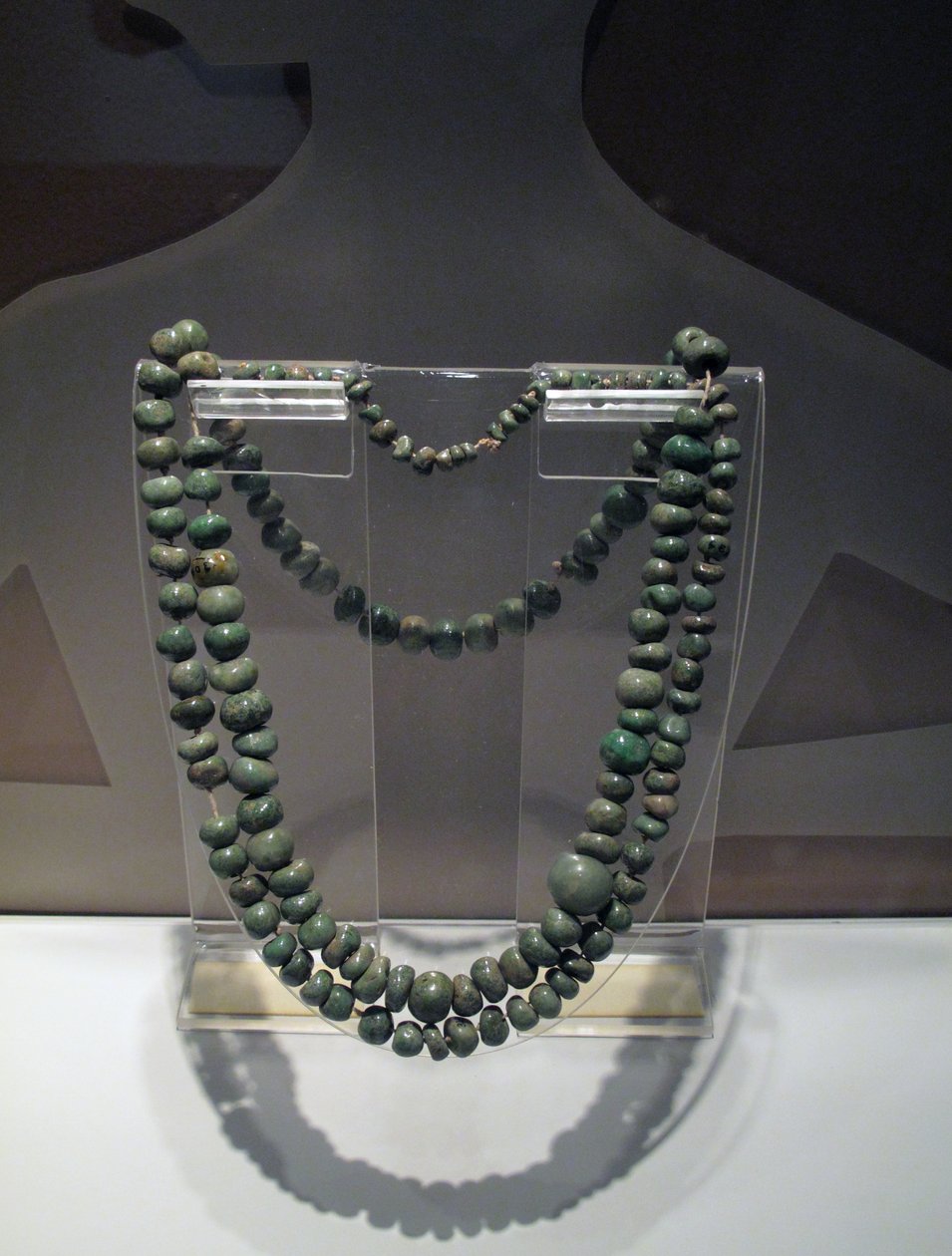 翡翠製首輪 古典時代後期 600～900年（翡翠 作： マヤ