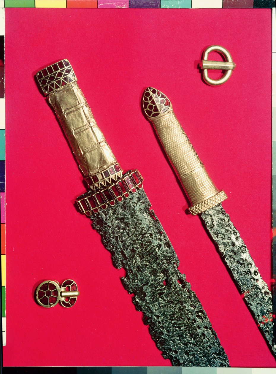 Pouan Treasure（金、鉄、ガーネット）の装飾された柄と2つのベルトバックルが付いた2本の剣 作： メロビンギアン