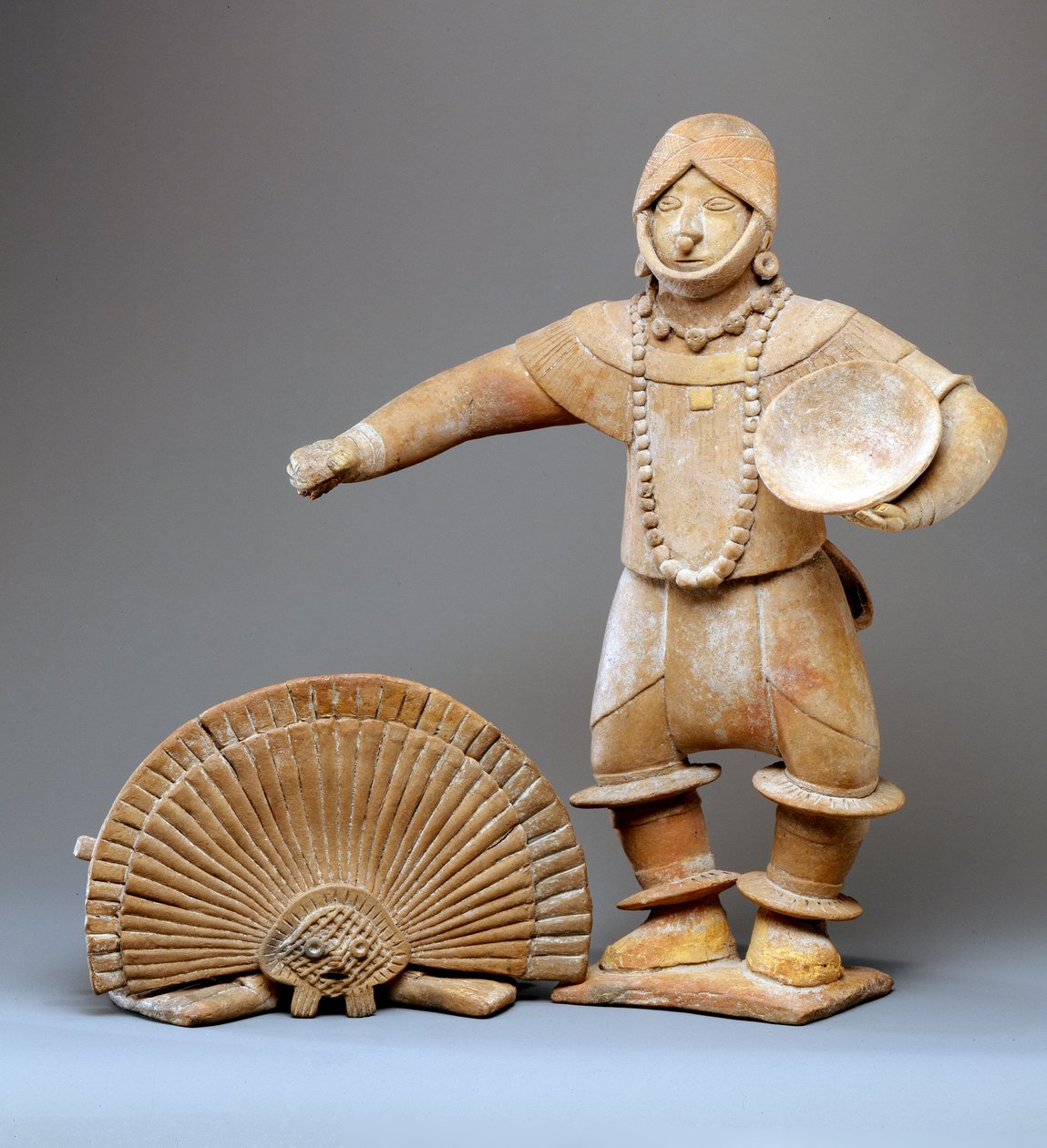 頭飾り付きのダンサー（陶器）（422923も参照） 作： メソアメリカ人