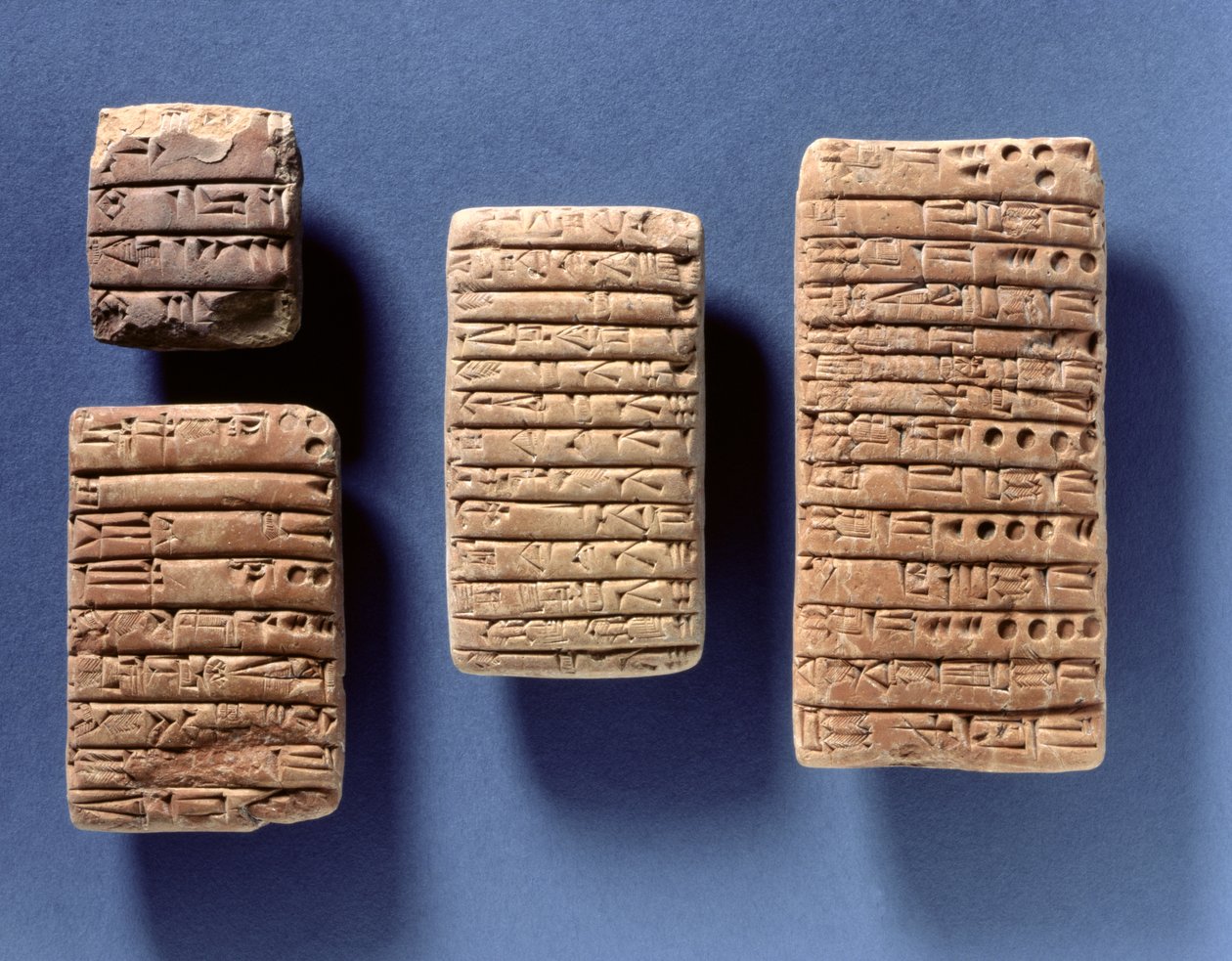 4錠の契約を記録したアッカド語、紀元前2400〜2200年（焼き粘土） 作： メソポタミア