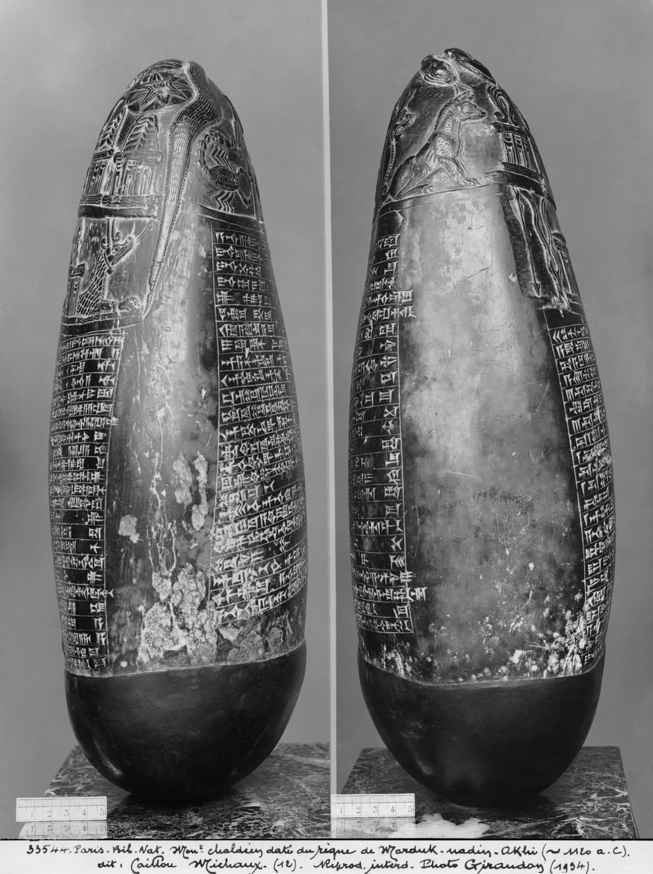 クドゥルル、マルドゥクナディンアキの時代、バビロンの王、側面図、紀元前1120年頃（黒の蛇紋岩）（286956、286957も参照） 作： メソポタミア