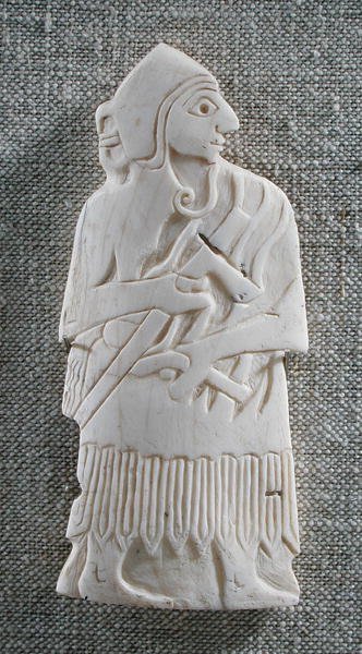 戦士長、マリ; c。紀元前2500年（シェル）（326736も参照） 作： メソポタミア