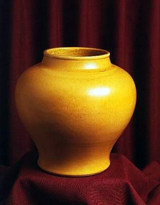 鮮やかな黄色のエナメルで飾られた瓶、16世紀後半（磁器） 作： 明代中国学校