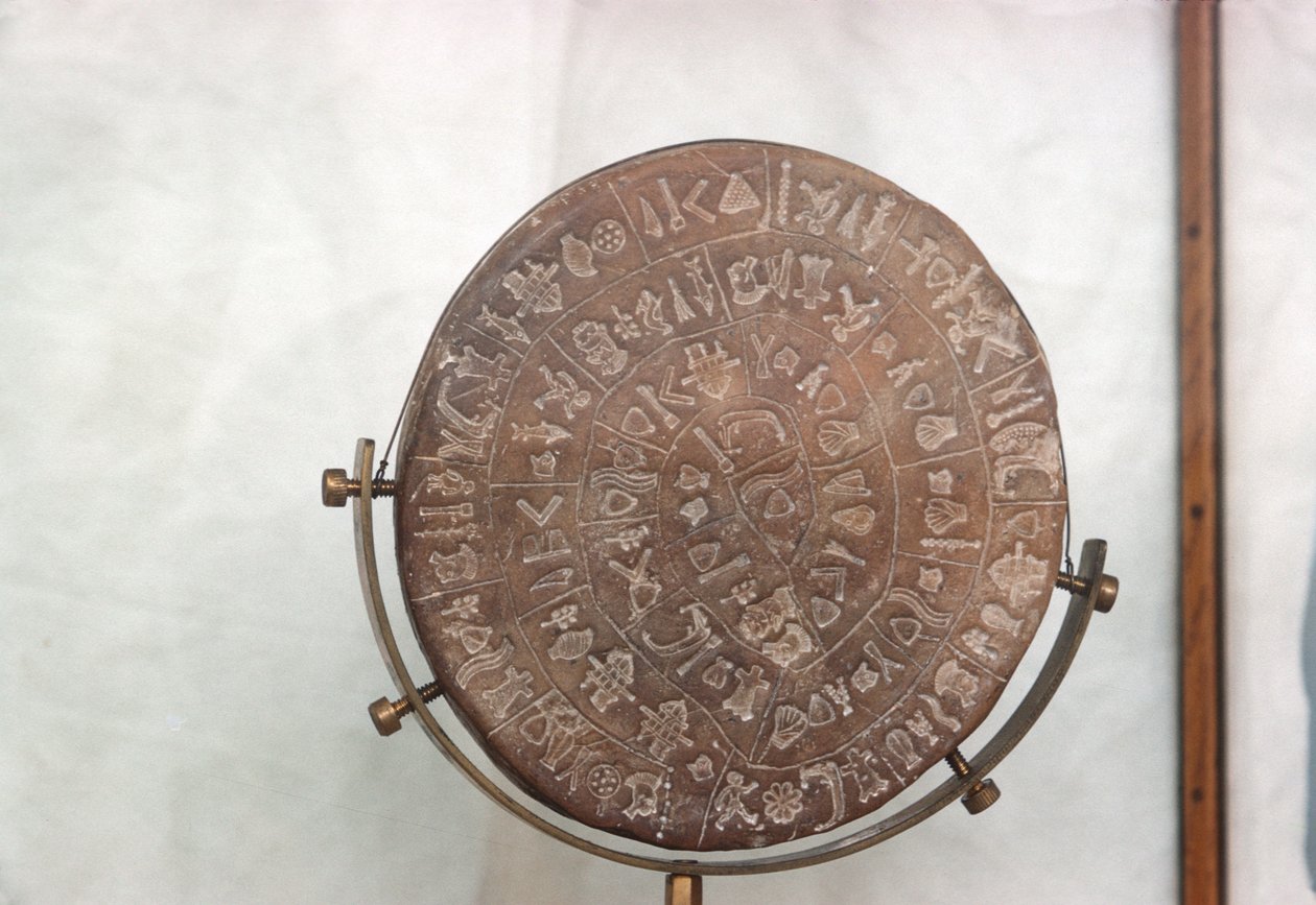 フェストスの円盤、紀元前1700〜1600年（焼成粘土） 作： ミノアン