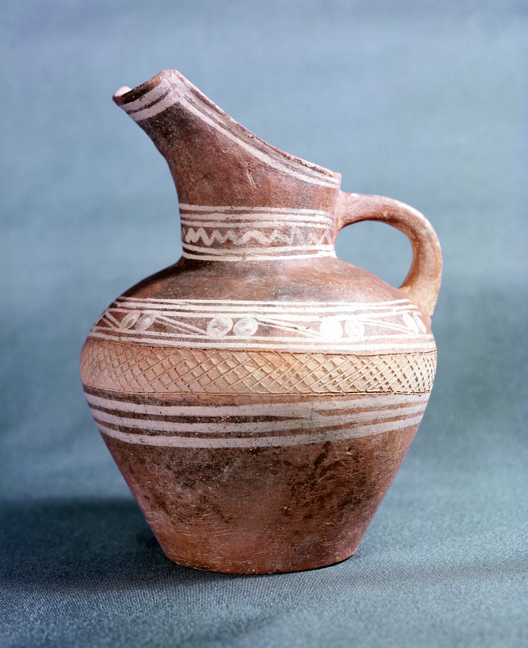 クレタ島、クノッソスの水差し、紀元前1700年〜1500年頃（塗られ、切開された土器） 作： ミノアン