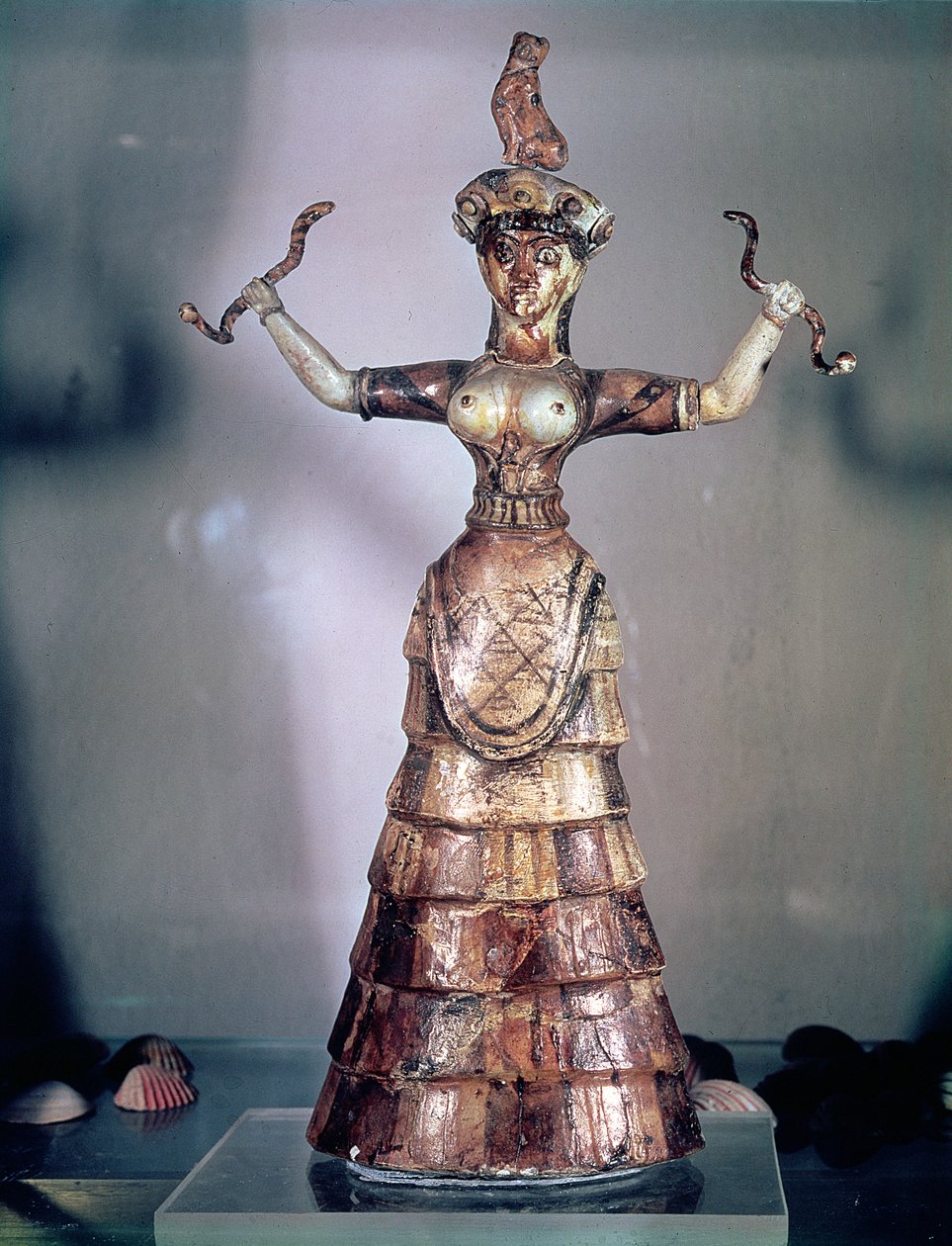 クノッソス宮殿の蛇の女神、紀元前1500年（ファイエンス） 作： ミノアン