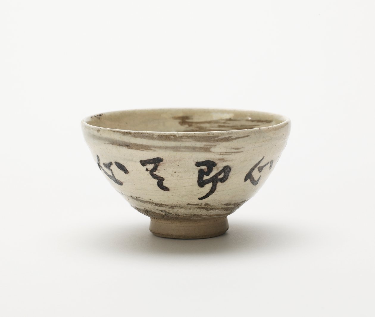 江戸、武蔵、日本、明治、19世紀後半の6つの酒または煎茶のカップの1つ（茶色の粘土） 作： 三浦健也