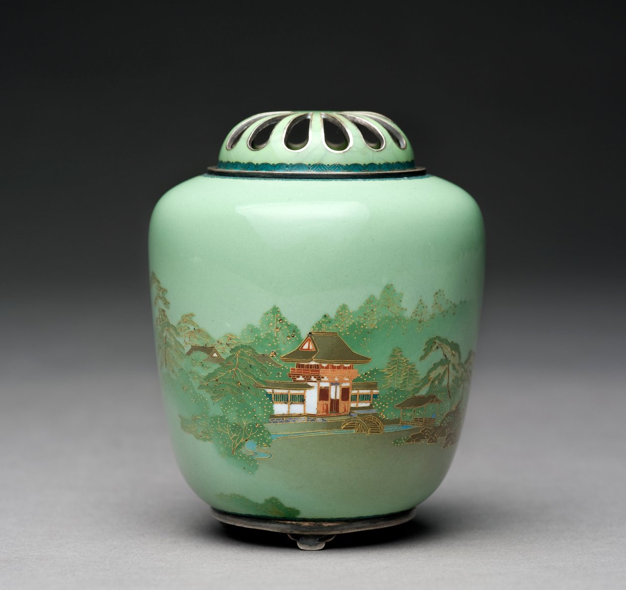 木々の中に入り口の門があるコロ、1905年頃（七宝エナメル） 作： 浪川Yasu之
