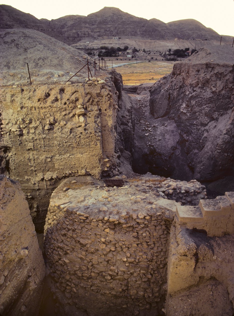 新石器時代のエリコ遺跡のトレンチ 作： ネイサン・ベン
