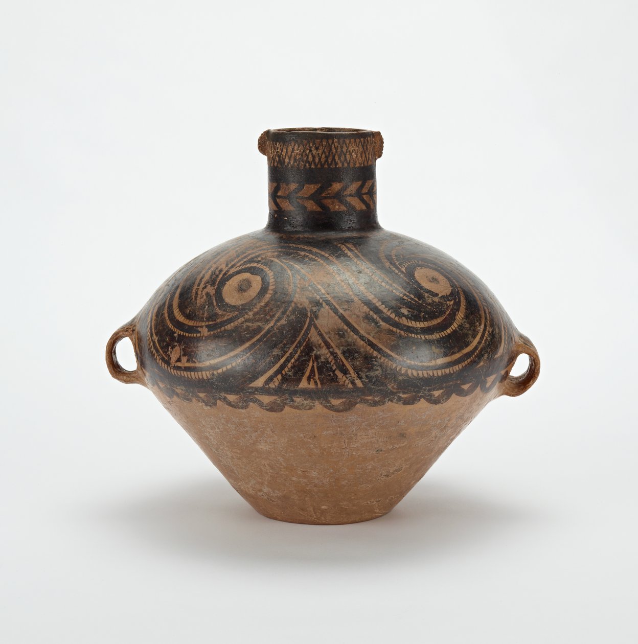 番山型壺（鉄絵の具付土器） 作： 新石器時代
