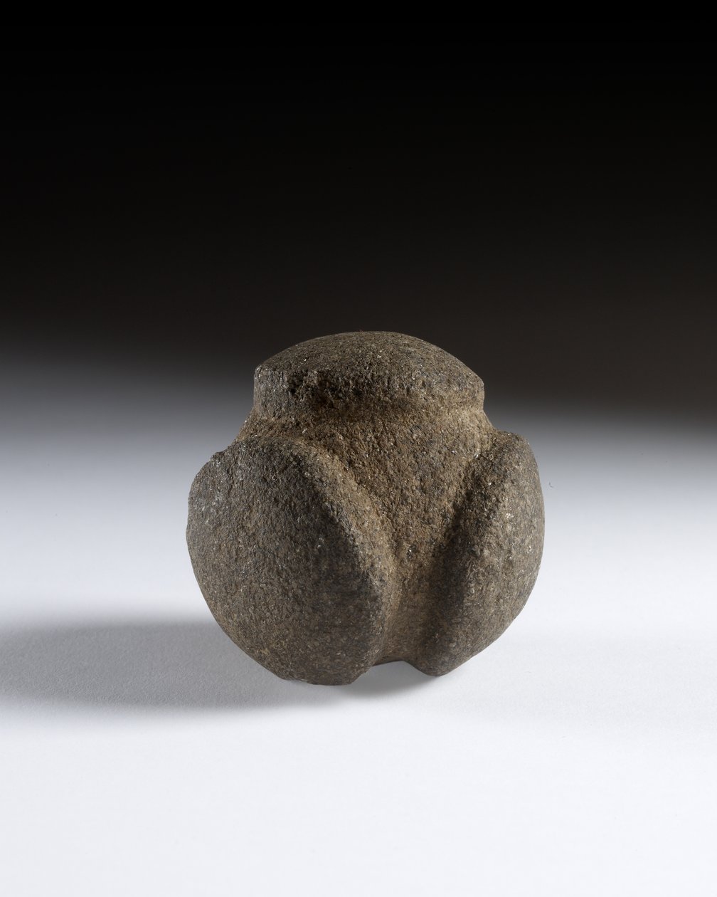 刻まれたボール、後期新石器時代、スコットランド、紀元前3750〜2000年 作： 新石器時代