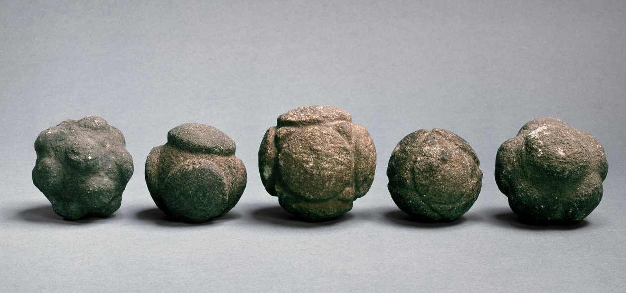 刻まれたボール、スコットランド、新石器時代後期、紀元前3750-2000年 作： 新石器時代
