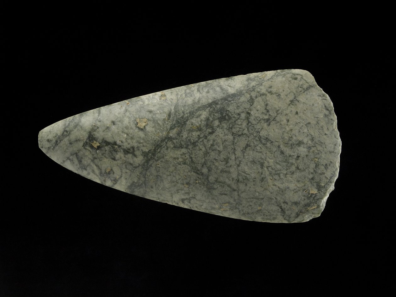 ジェダイト斧、新石器時代（中央ヨーロッパ）、紀元前5500年〜1800年頃（ジェダイト） 作： 新石器時代