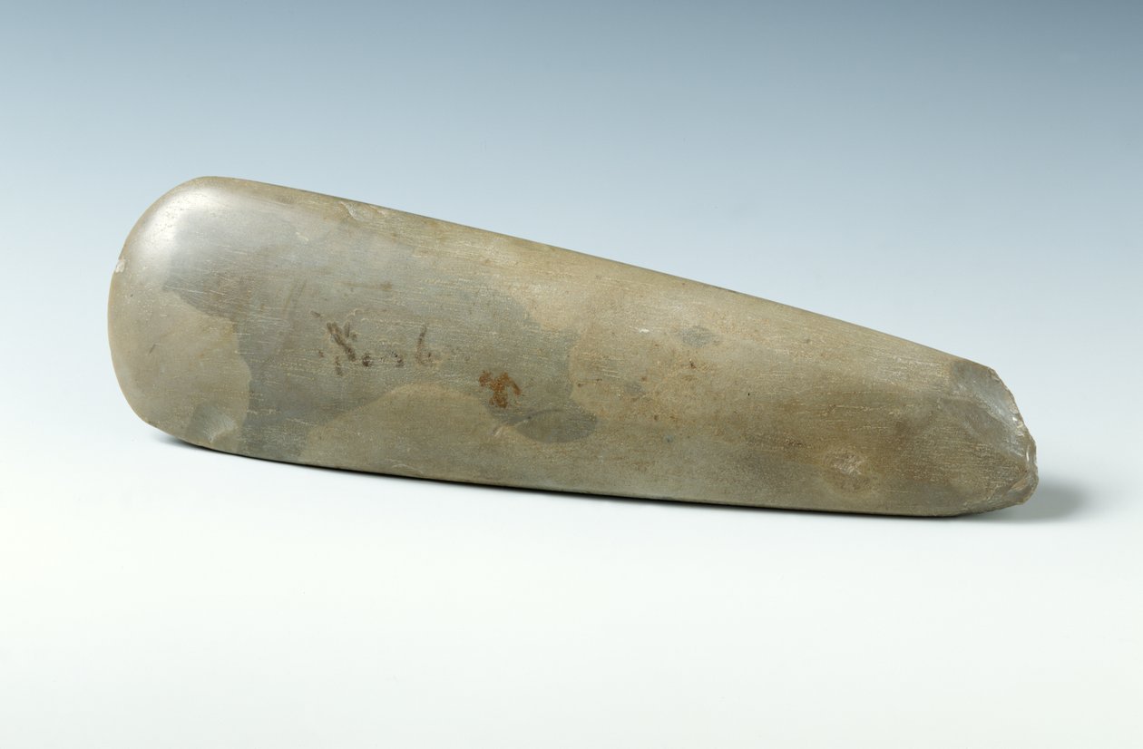 磨かれた大斧、紀元前6000〜2000年 作： 新石器時代