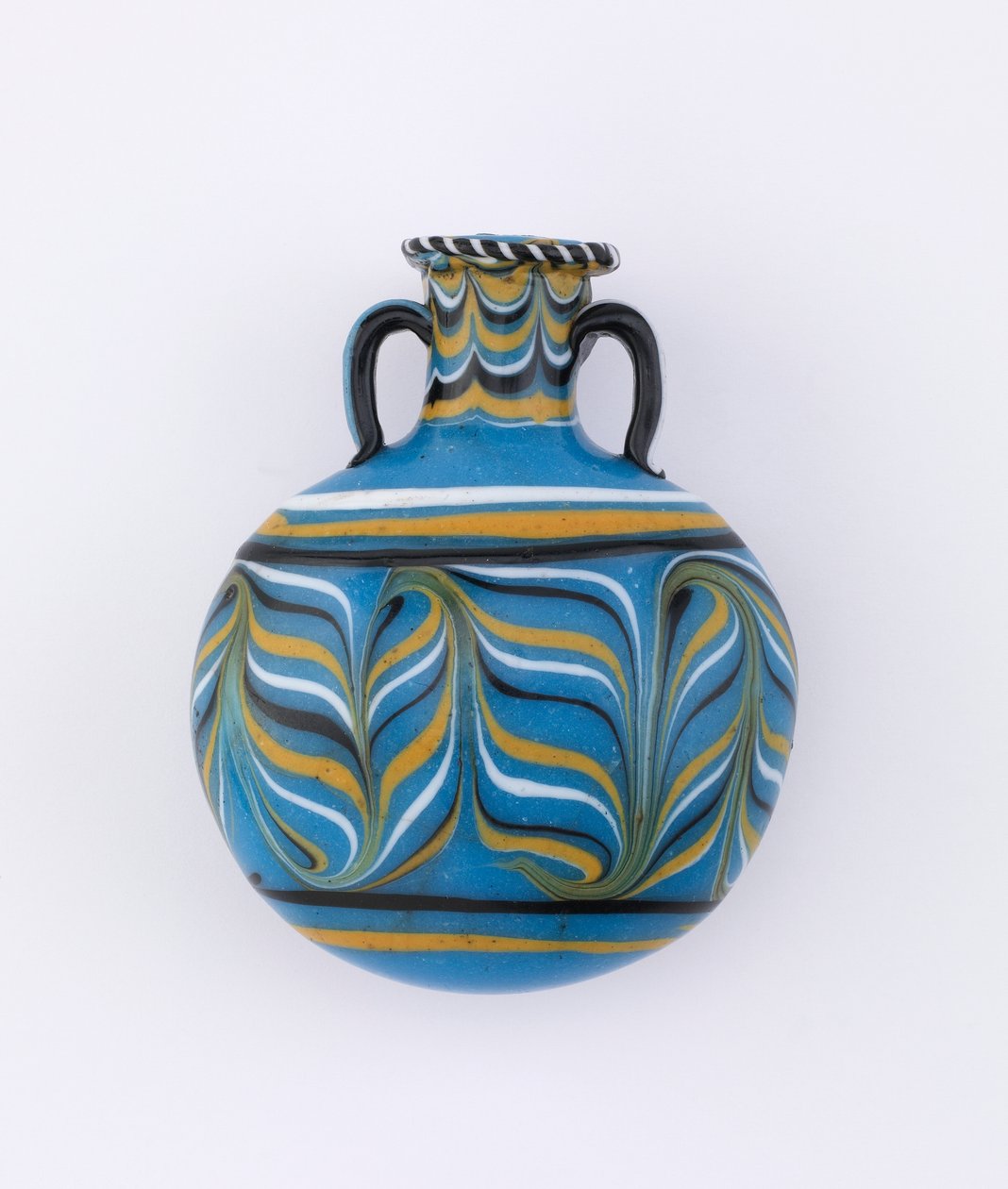 白、黒、黄色のドラッグフェザーデザインの水色レンズイドフラスコ、第18王朝、c.1539-1295紀元前ガラス 作： 新王国エジプト人