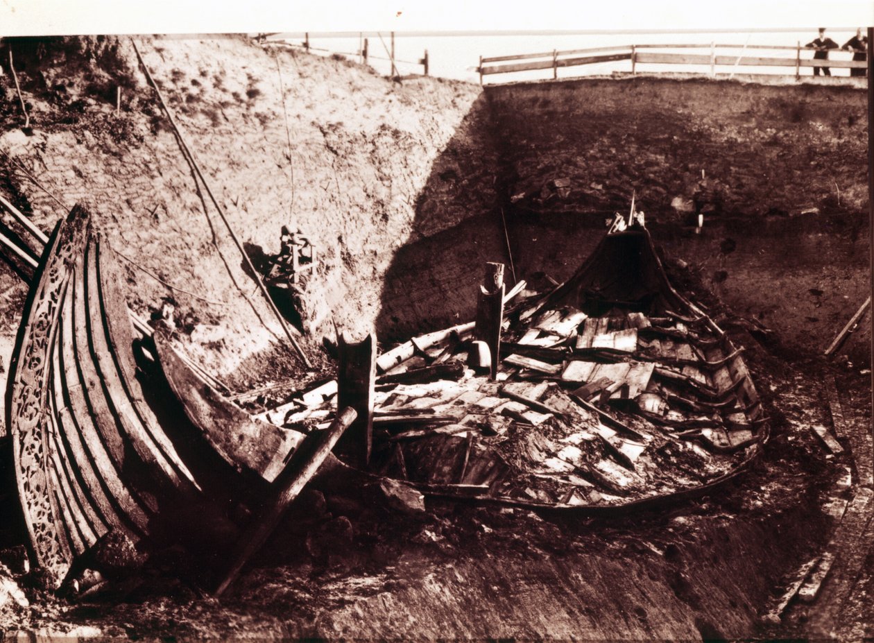 1904年にノルウェーで発見された9世紀のOseberg Vikingロングシップの発掘 作： ノルウェーの写真家