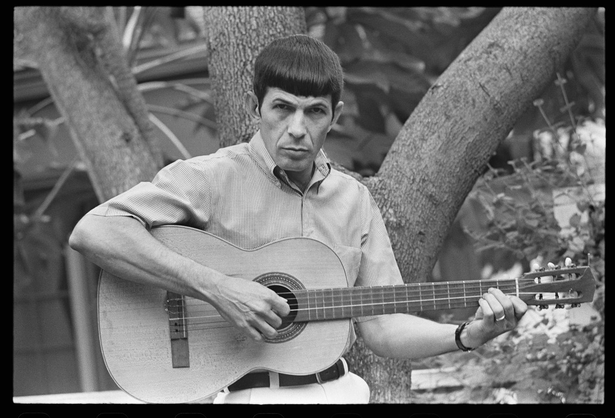 レナード・ニモイのギター演奏 作： オーランド・スエロ