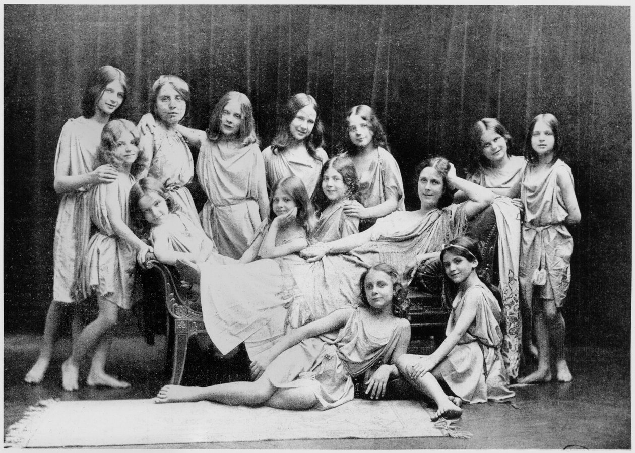 イサドラダンカン（1877-1927）とグルーネヴァルト学校の生徒、1908年（bw写真） 作： ポール・バーガー