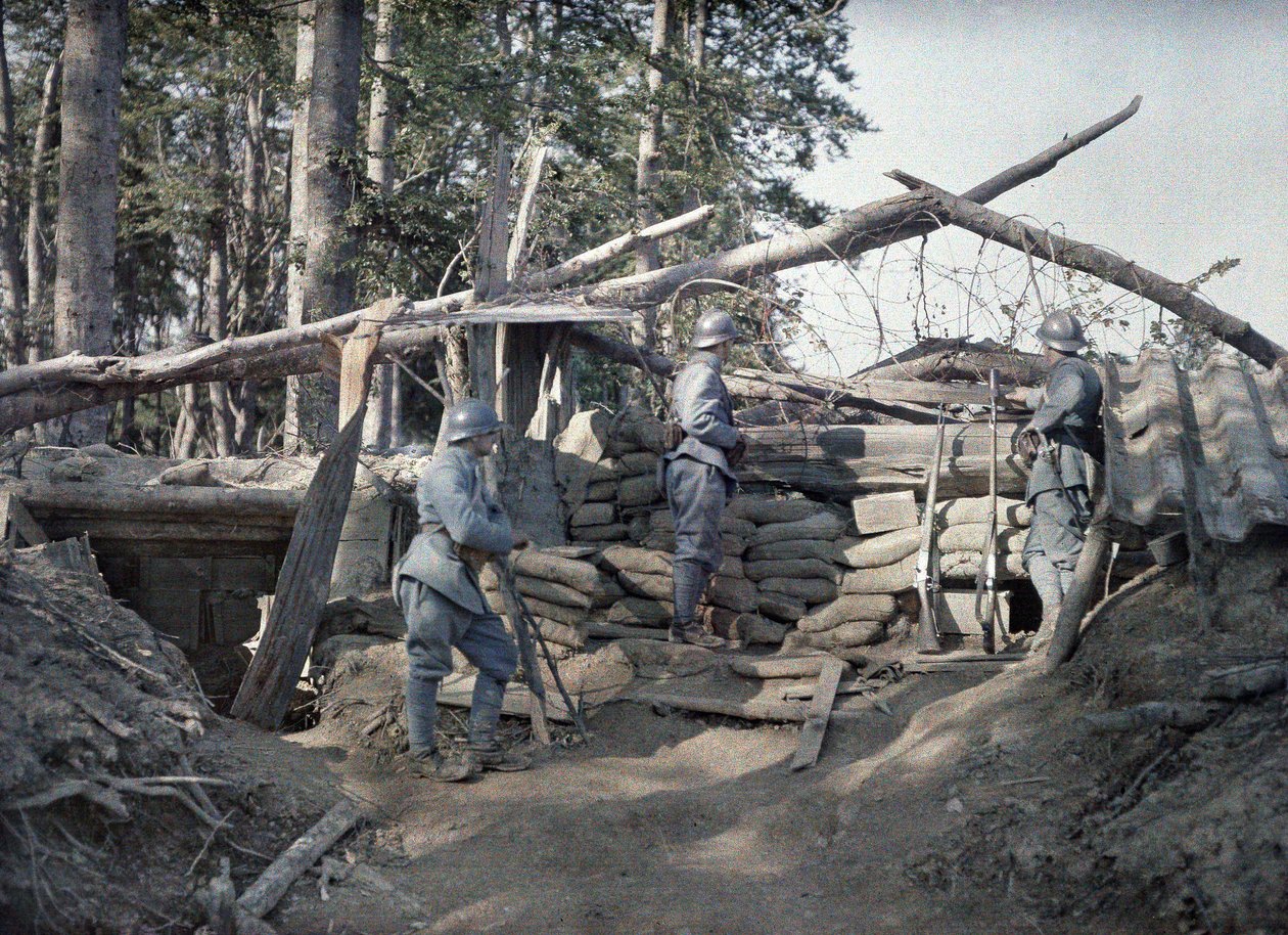 1917年6月16日、フランス、アルザス、オーラン県、ヒルツバッハ、ドイツの路線に近い木製の梁と砂袋で補強された塹壕の中に3人の兵士がいるフランスの観測所（autochrom 作： ポール・カステルナウ