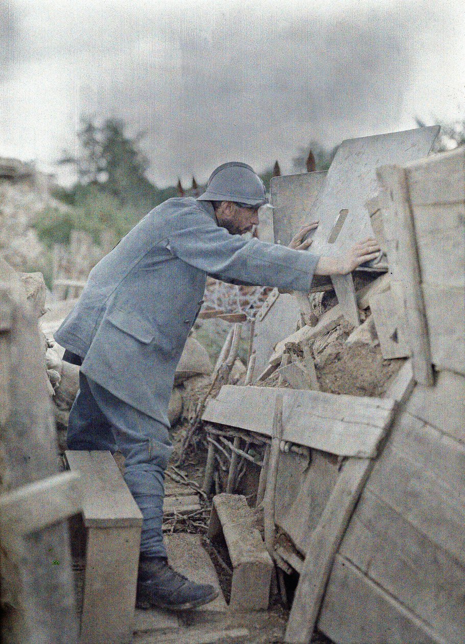 1917年6月26日、フランス、アルザス、オーラン県、エグリンゲン、エグリンゲン、陸軍展望台26にいるフランスの兵士が、彼の前の領域を保護用金属シールドを通して見ています（オートクロム） 作： ポール・カステルナウ