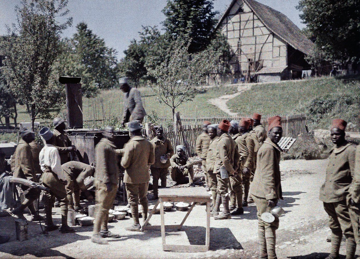 1917年6月16日、フランス、アルザス、オーラン県のサントゥルリッヒで昼食をとった歩兵としてフランス陸軍に所属するセネガルの兵士のグループ（オートクロム） 作： ポール・カステルナウ