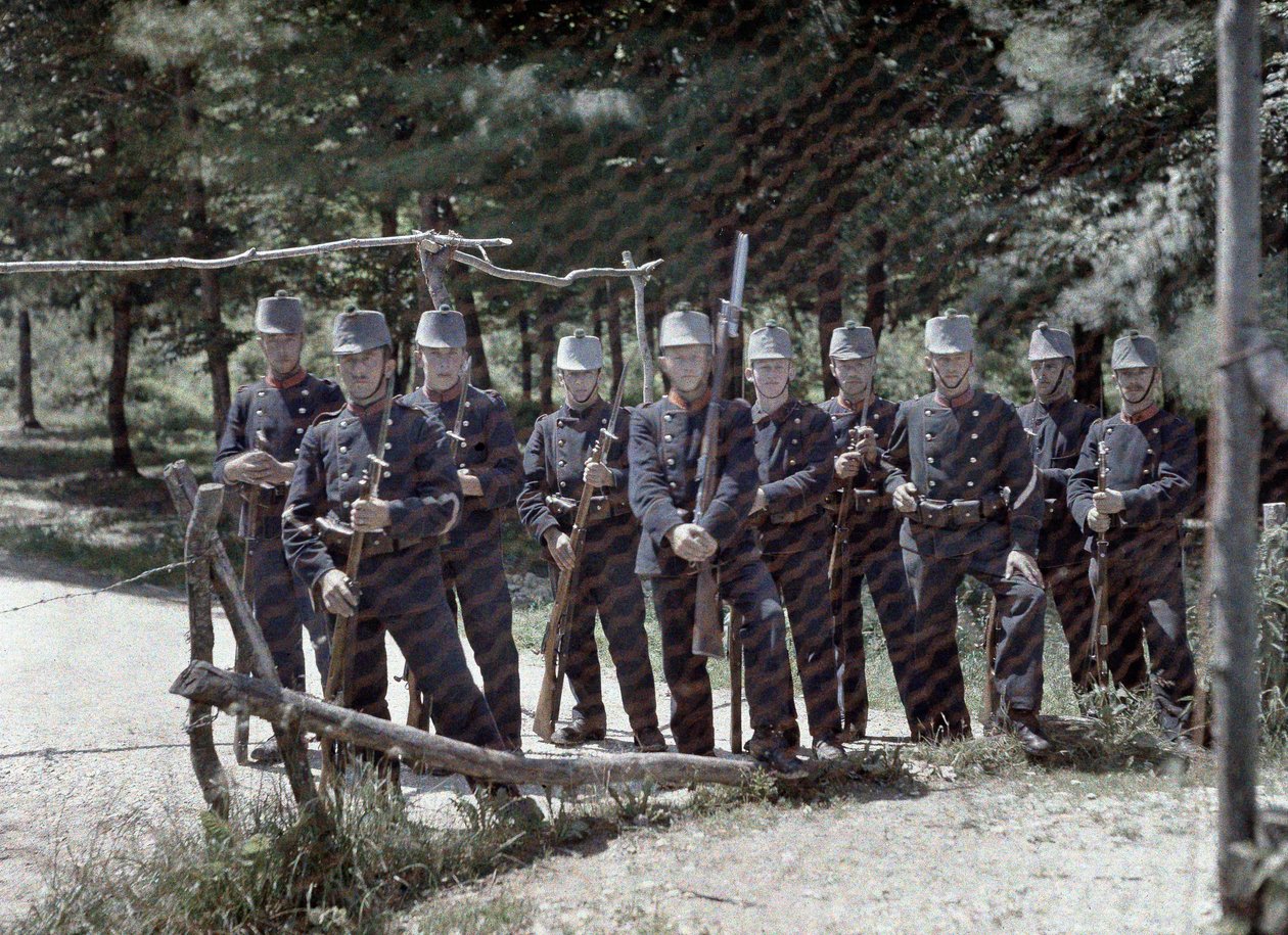 1917年6月19日、フランスとアルザスのオーラン県、スイスとフランスの間のフェンスの背後にあるスイス国境警備隊のグループ（オートクローム） 作： ポール・カステルナウ