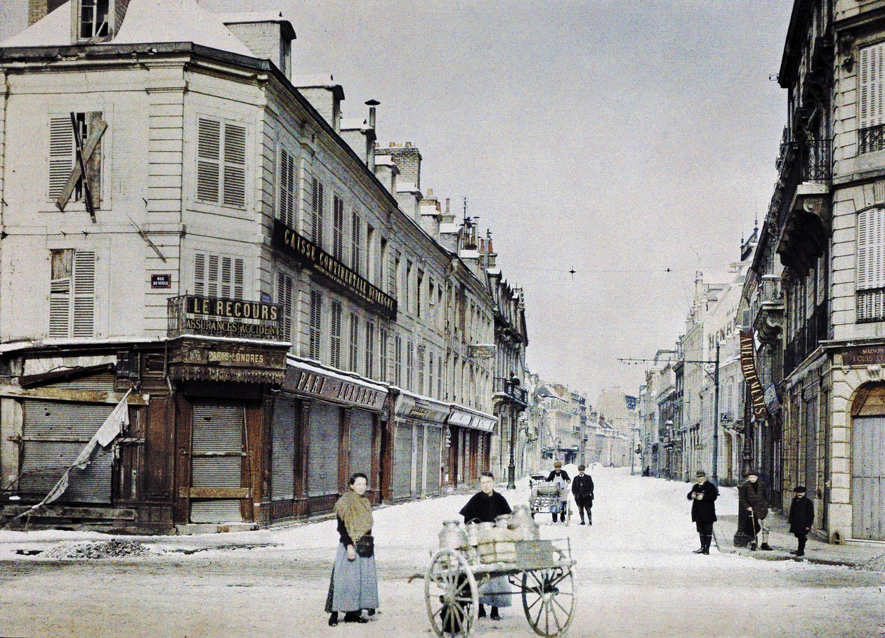 1917年3月3日、フランスのランス、リュドゥヴェズレに牛乳が詰まったカートのある女性と、その後ろにある別のカートを持った男。 作： ポール・カステルナウ