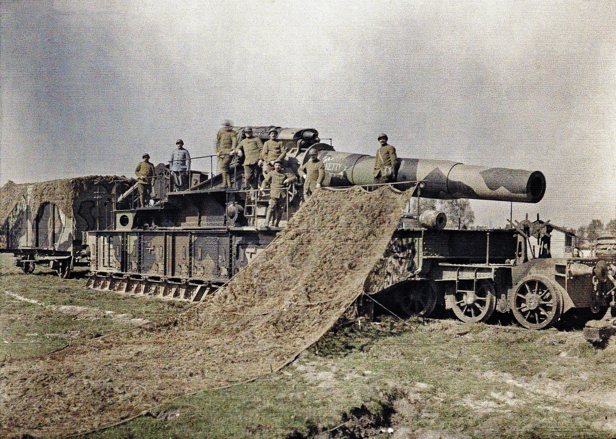 フランスの8人の兵士が碑文Keity、Noyon、オワーズ、フランス、1917年9月5日（autochrome）で370 mm鉄道銃を偽装しています 作： ポール・カステルナウ