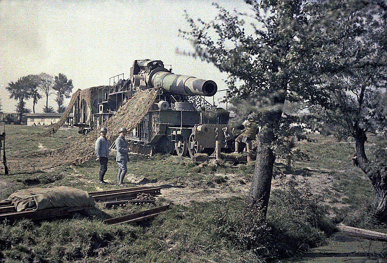 フランスの兵士が碑文Keity、Noyon、オワーズ、フランス、1917年9月5日（autochrome）で370 mmの鉄道銃を偽装しています 作： ポール・カステルナウ