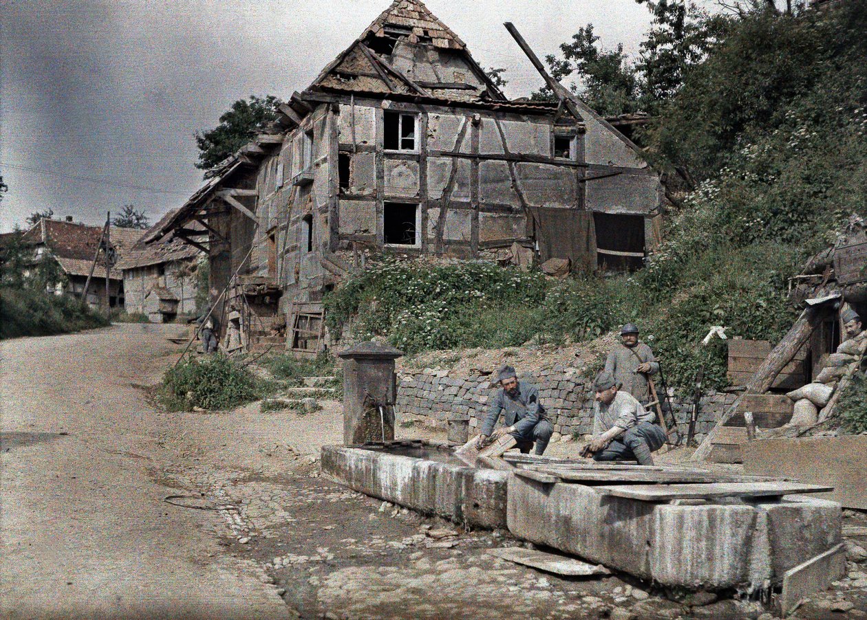 1917年6月18日、フランス、アルザス、オーラン県、ラルギッツェン、トラフで洗濯物を洗う電話局に割り当てられた2人のフランス兵（オートクローム） 作： ポール・カステルナウ