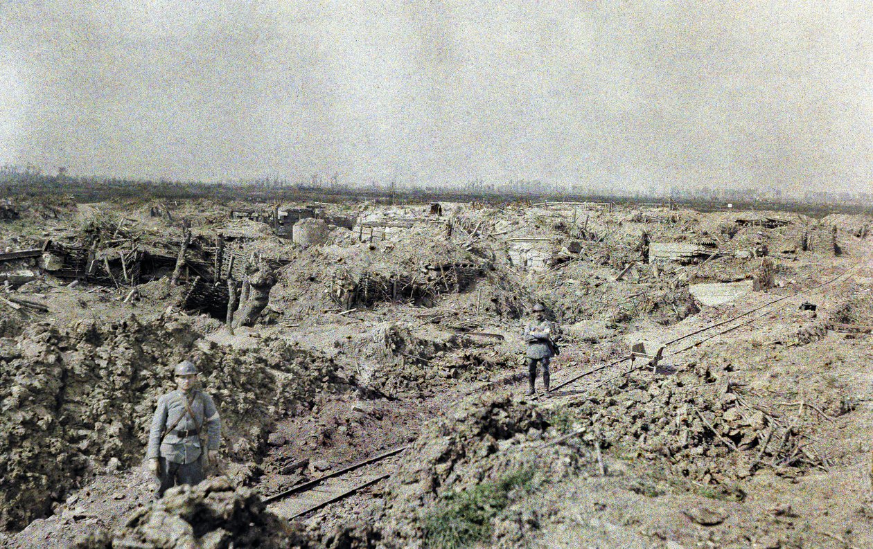 1917年9月10日、ベルギーの砲撃で破壊されたエリアのヘットサスのフランス線近くの狭いゲージの線路に立っている2人のフランス人兵士（オートクローム） 作： ポール・カステルナウ