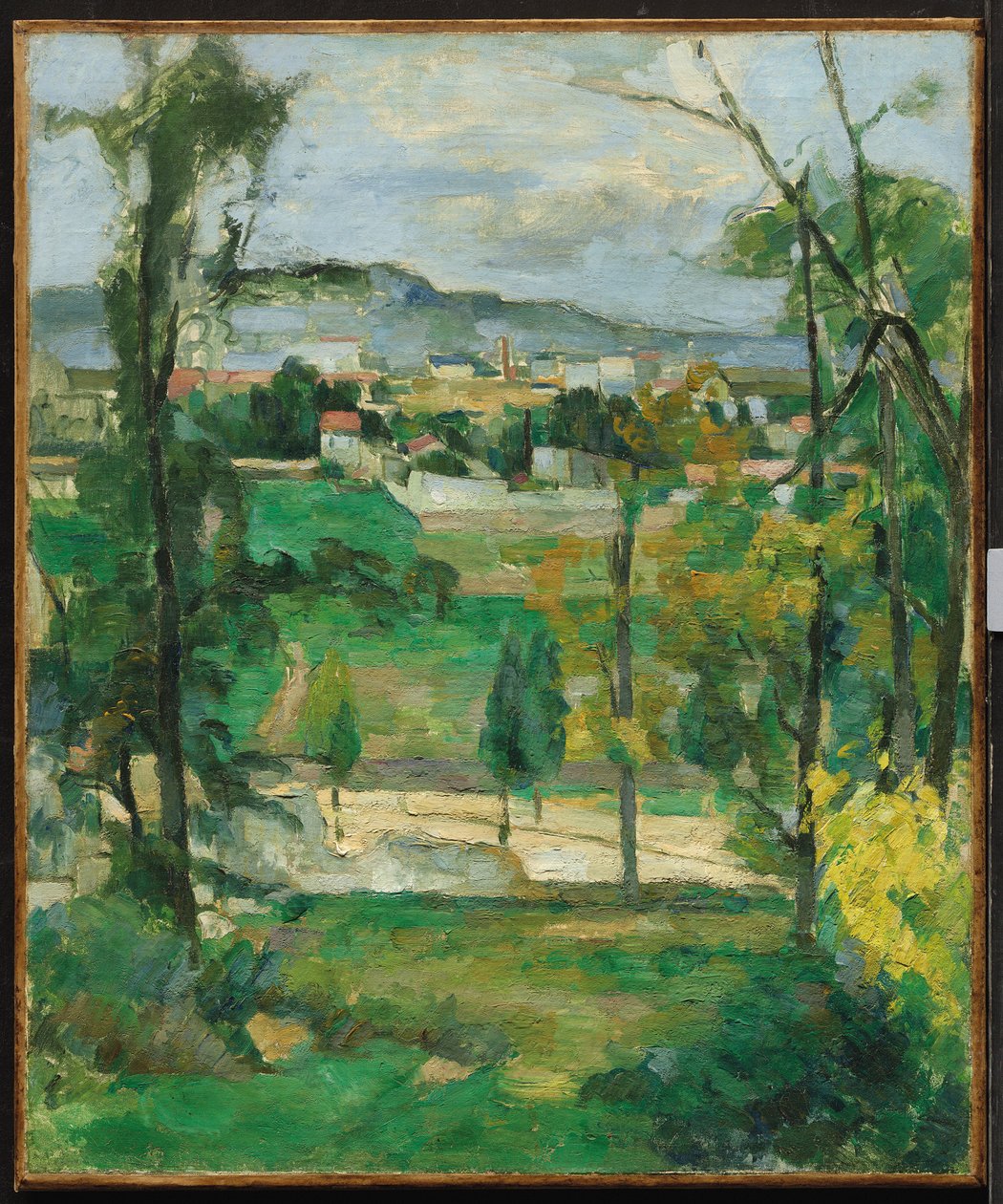 木の後ろの村、イルドフランス、c.1879 作： ポール・セザンヌ