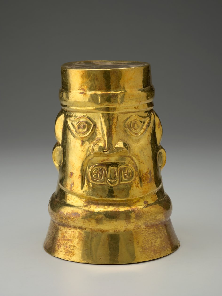 ケロ（儀式用酒器）」1000年頃～1476年頃（金合金 作： ペルーの学校