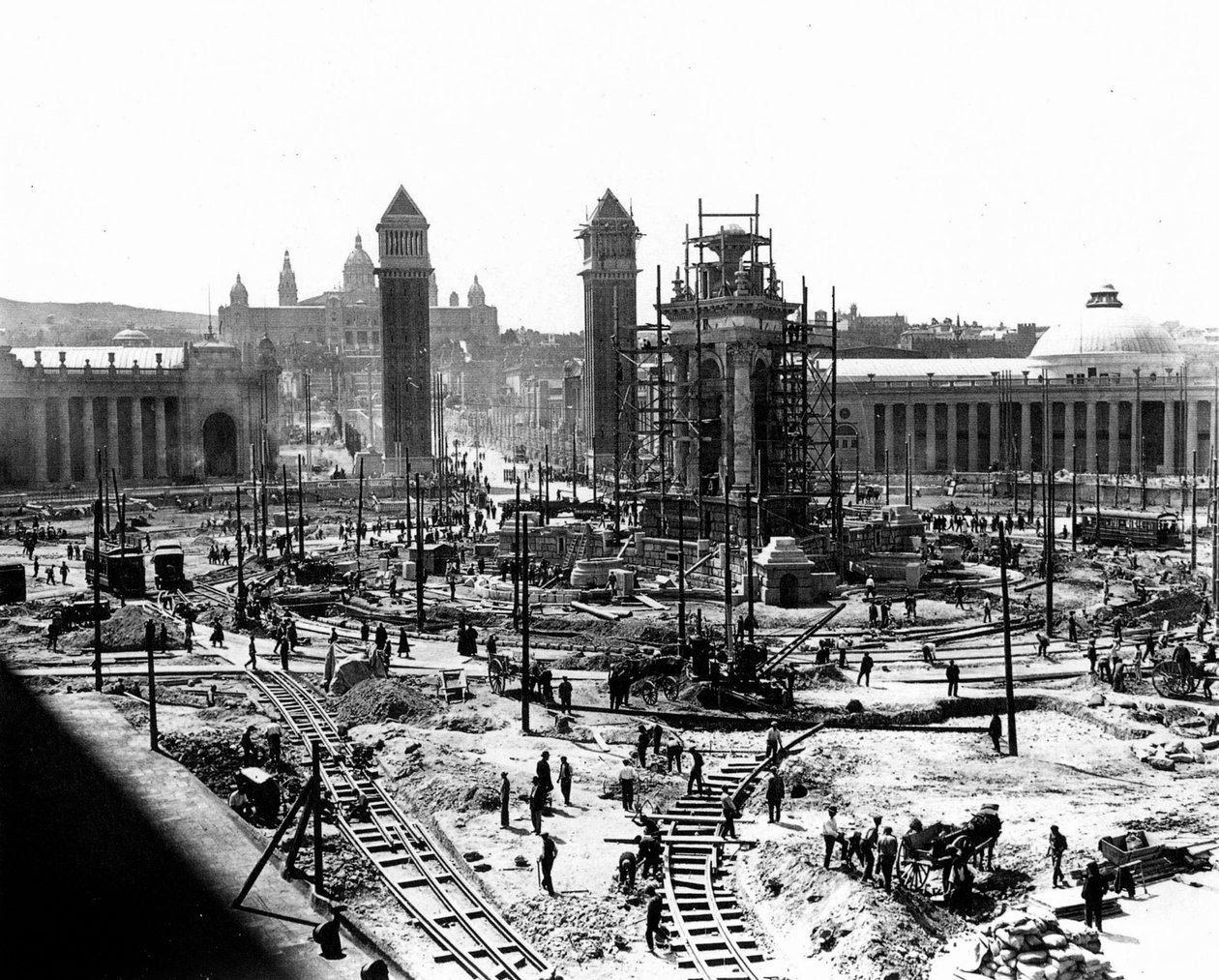 バルセロナでの建設、1910年頃（白黒写真） 作： 写真家スペイン語