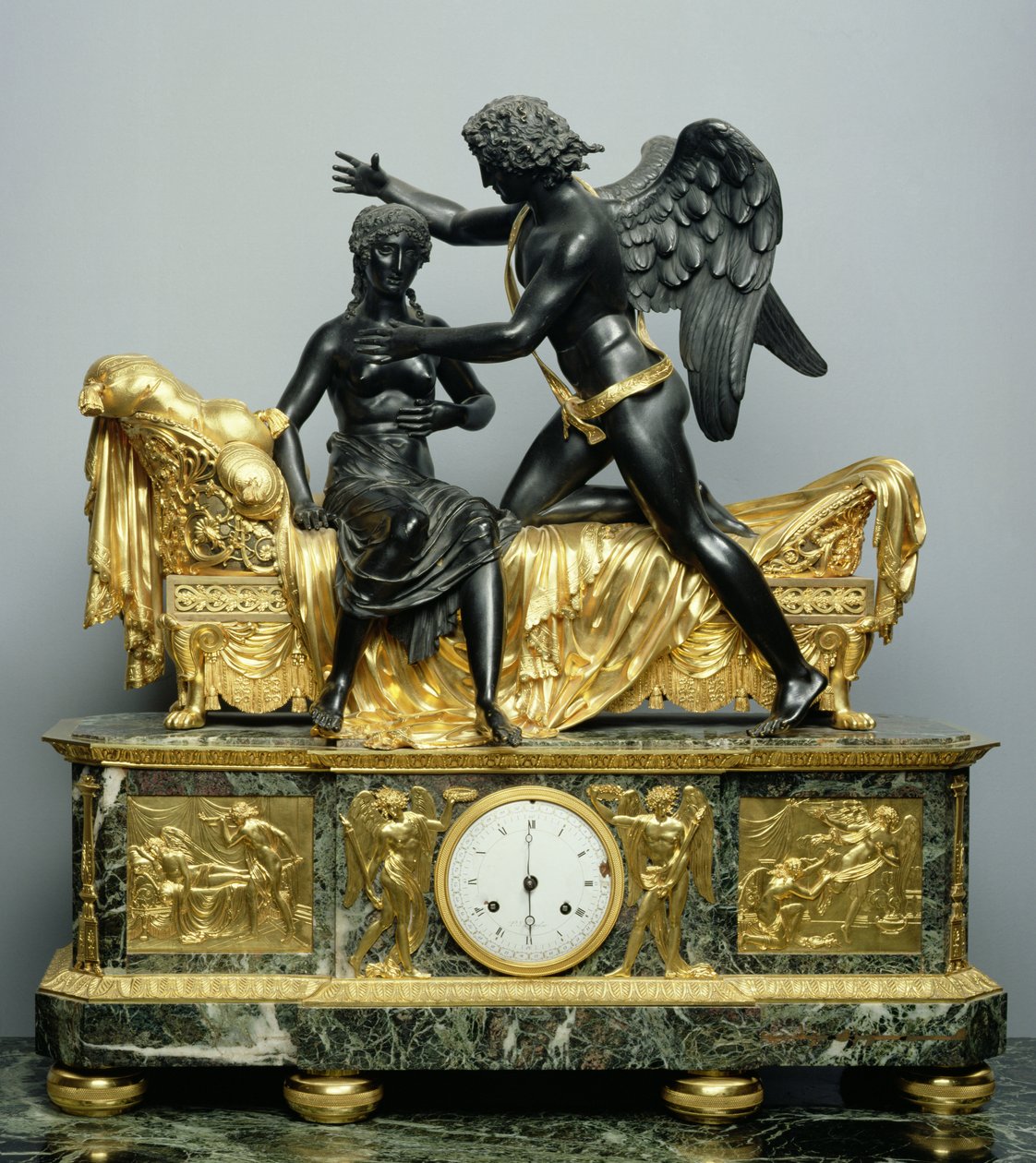 キューピッドとプシュケのマントルピース時計、1799年（青銅と大理石） 作： ピエールフィリップトミール
