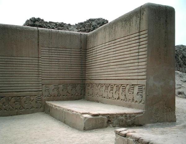 チムによって建設された式典広場、チュディ宮殿、紀元前1300年頃（162903も参照） 作： プレコロンビアンプレコロンビアン