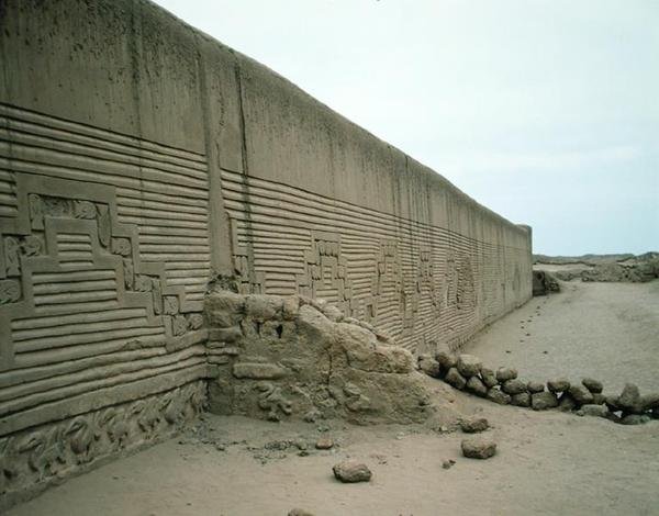 チムによって建設された式典広場、チュディ宮殿の外壁、紀元前1300年頃 作： プレコロンビアンプレコロンビアン
