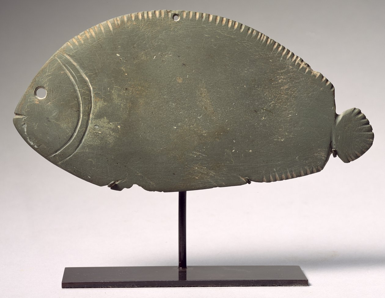 ティラピアの魚のパレット、ナカダ後期II-III時代、紀元前3300-3000年頃（緑片岩） 作： エジプト王朝時代