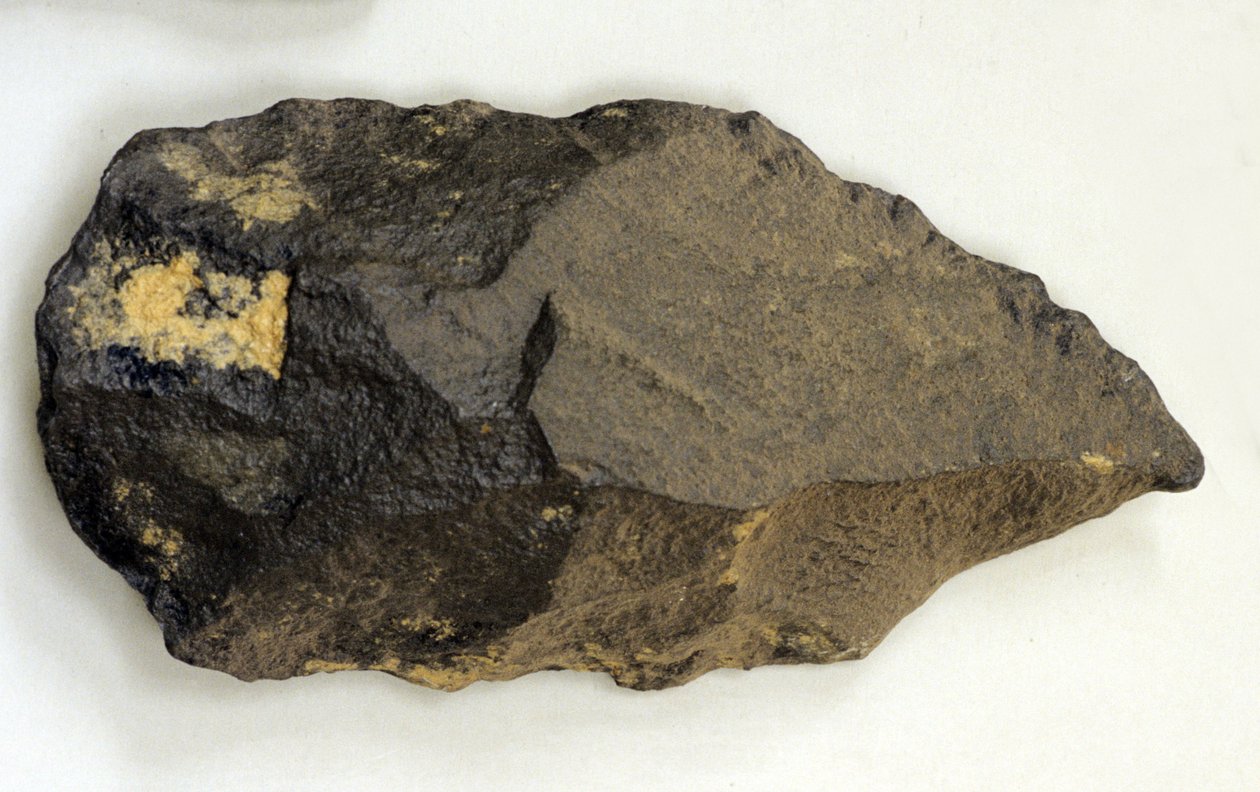 アチュリアンの手斧、紀元前20万年頃（フリント） 作： 先史時代