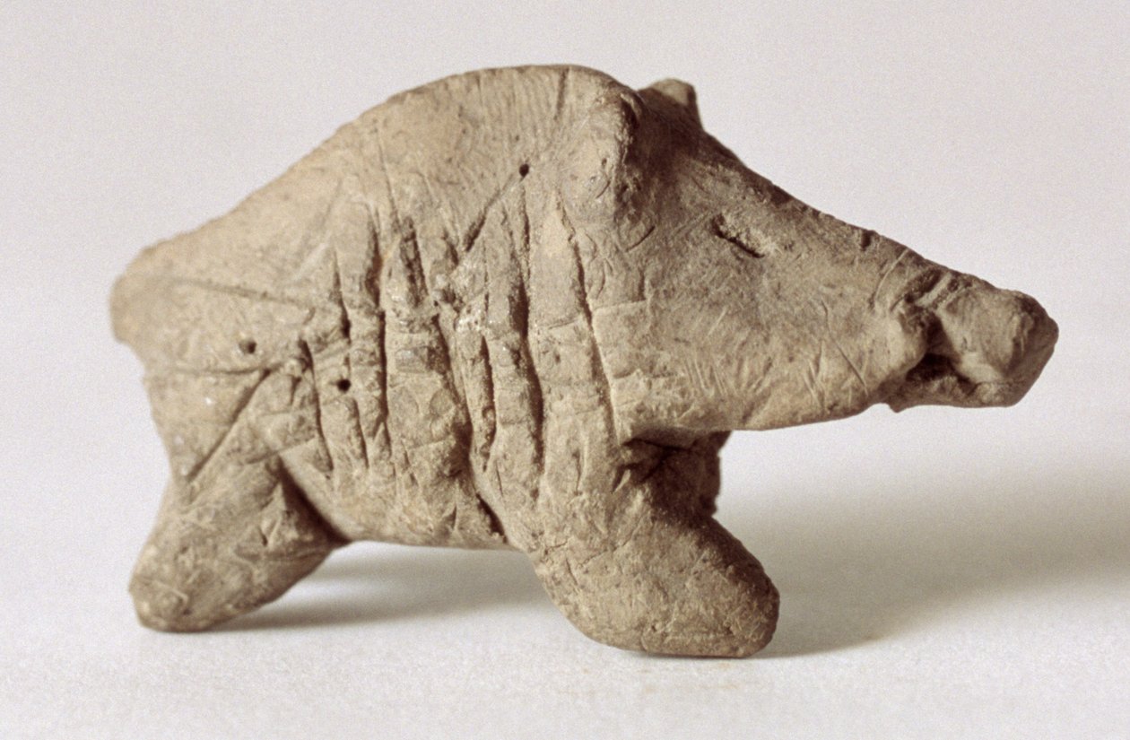 イランのタッペサラブ出身の小さなイノシシの置物、紀元前6千年紀（粘土） 作： 先史時代
