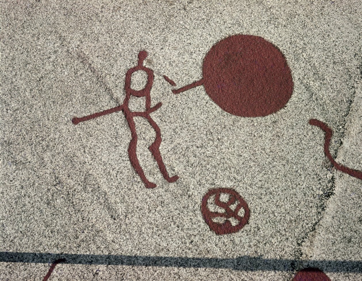 太陽と男性像（岩絵） 作： 先史時代