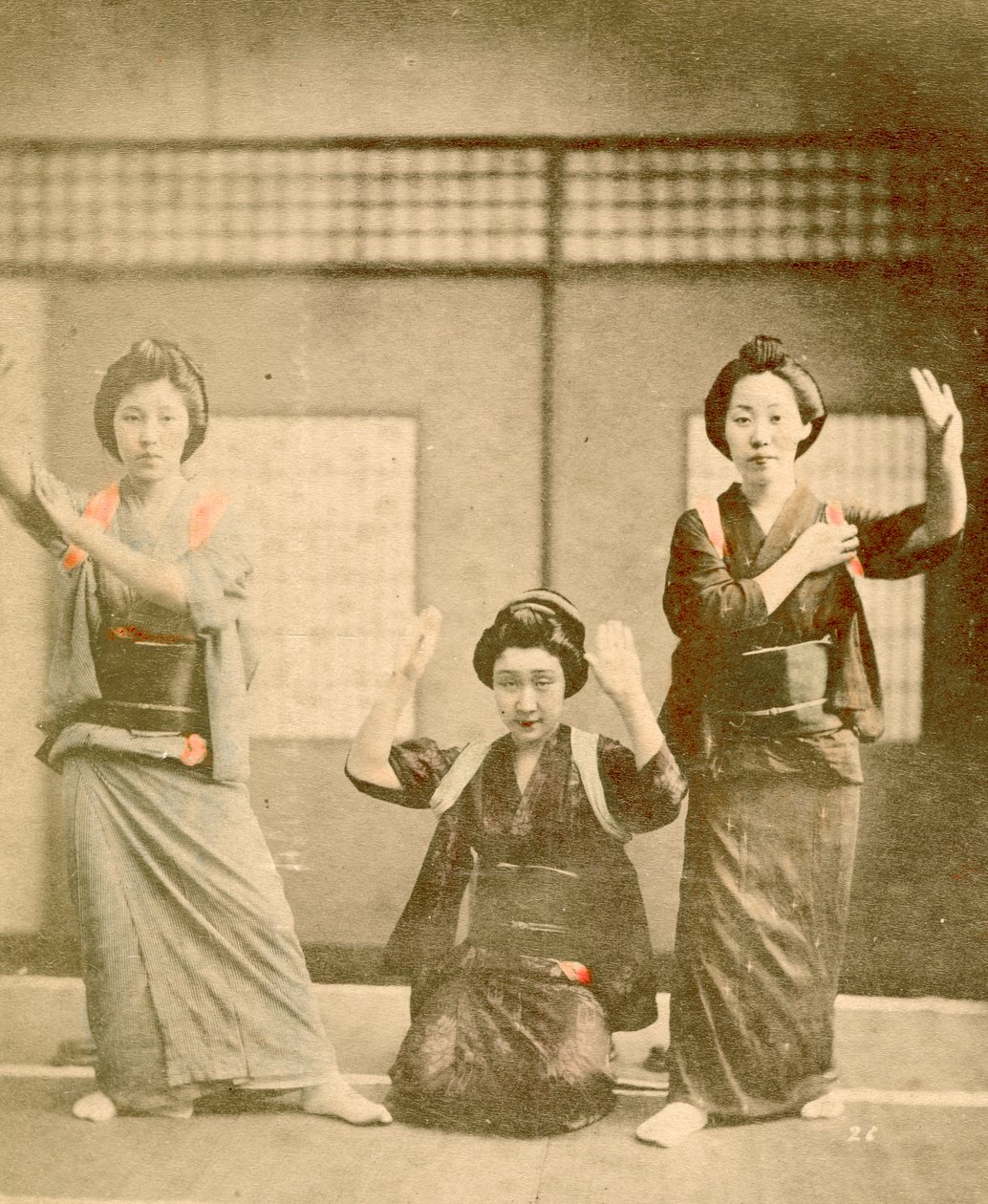 1896年頃に踊る少女たち（写真） 作： 下岡蓮城