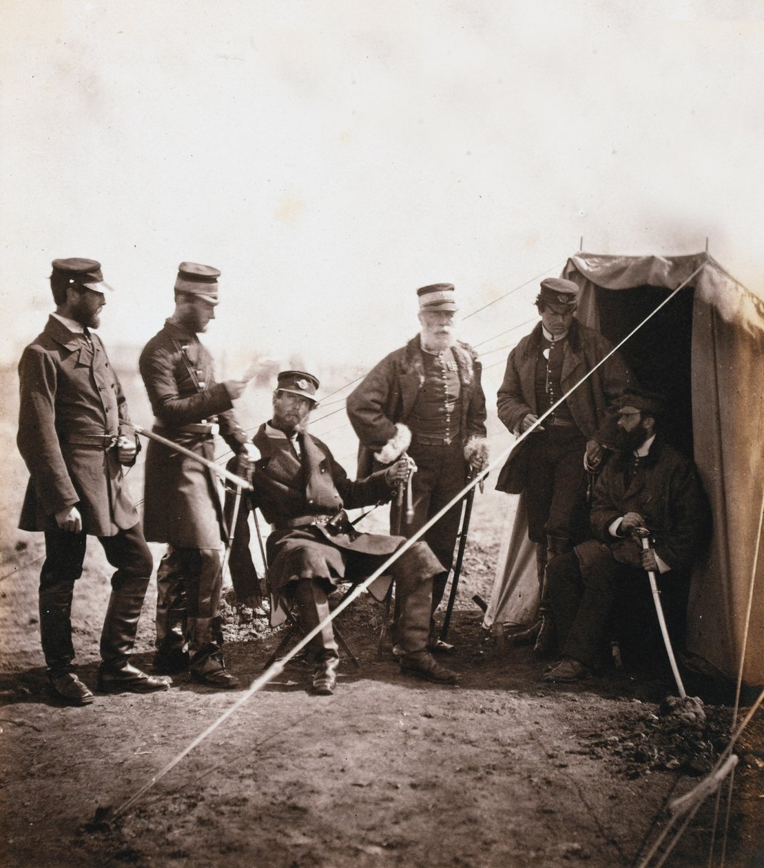 1855年のクリミア戦争に関連する52枚の写真のアルバムからの准将フィリップマクファーソンと第4師団の将校 作： ロジャー・フェントン