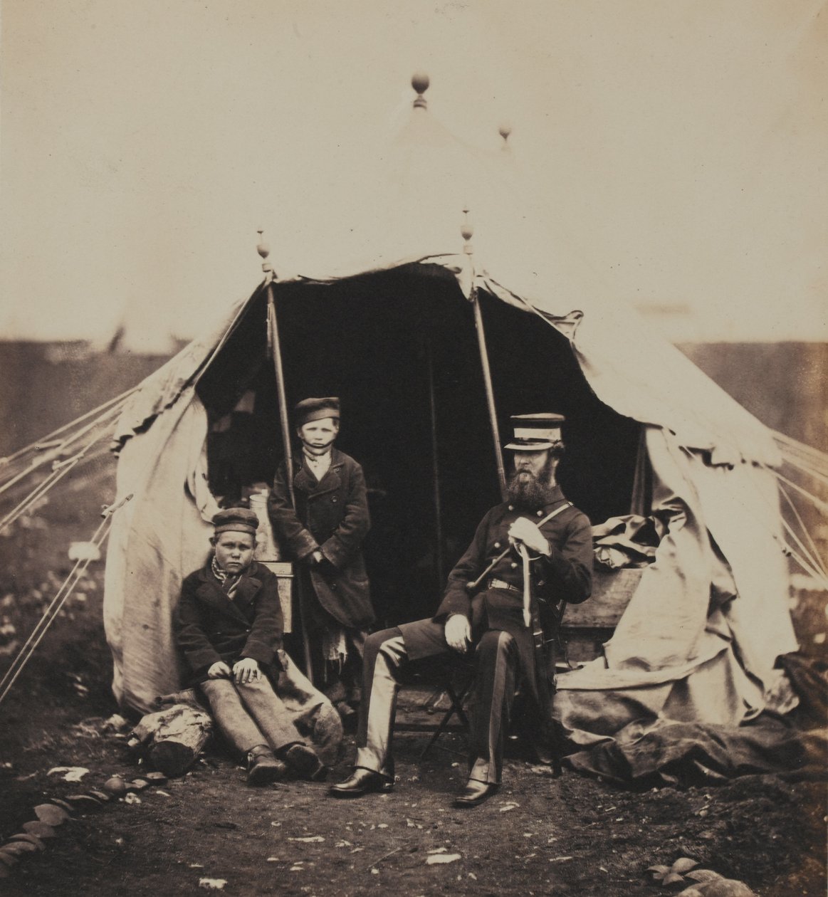 1855年のクリミア戦争に関連する52枚の写真のアルバムからのCB、ロシア少年、中佐大佐スタッドホルムブラウンリッグ 作： ロジャー・フェントン