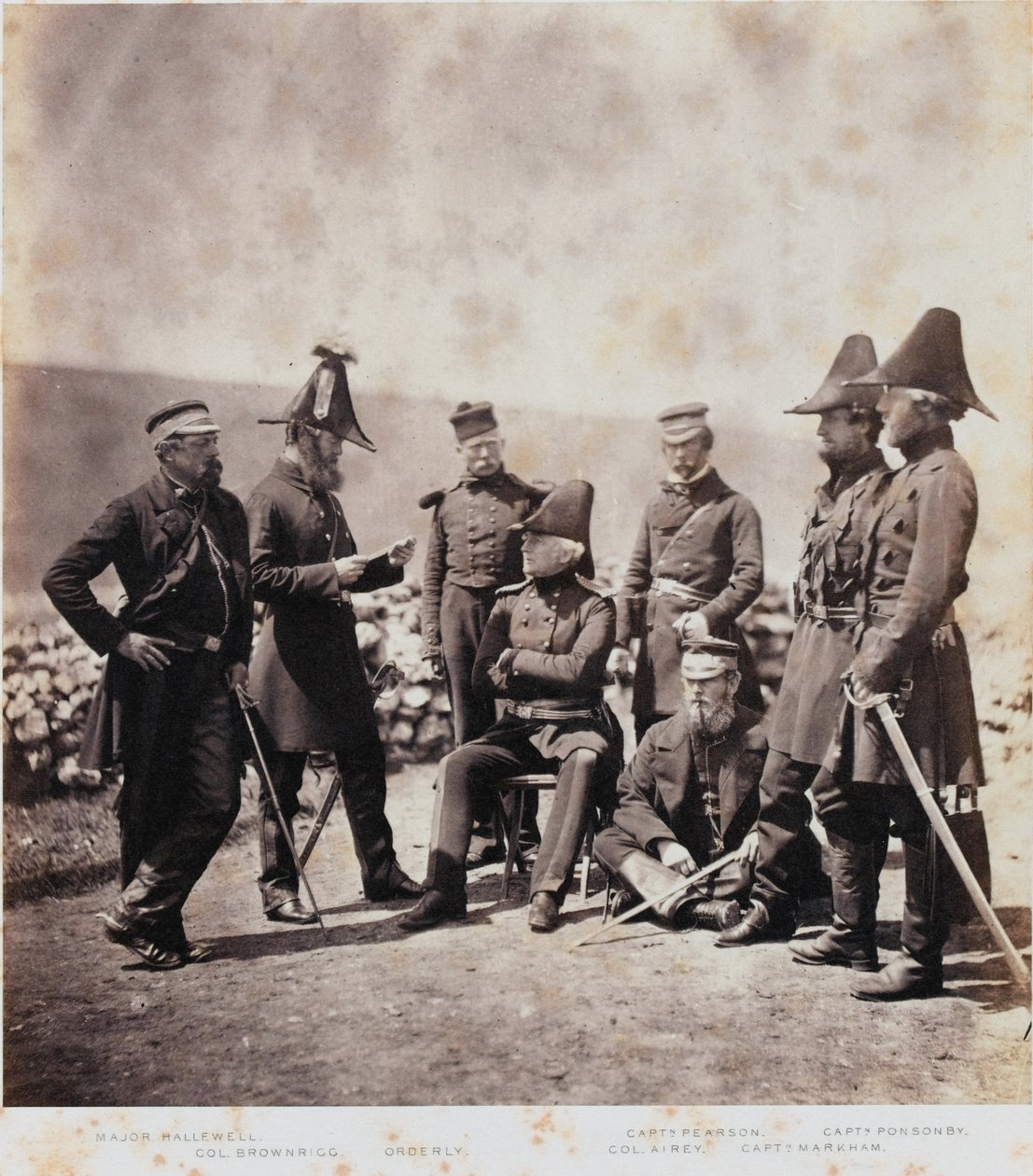 1855年のクリミア戦争に関連した52枚の写真のアルバムからのジョージブラウン中尉とスタッフ 作： ロジャー・フェントン