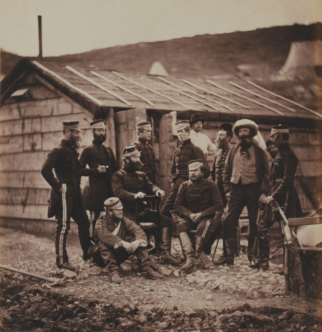 1855年のクリミア戦争に関連する52枚の写真のアルバムからの第4（女王の所有）軽竜騎士団の役員 作： ロジャー・フェントン