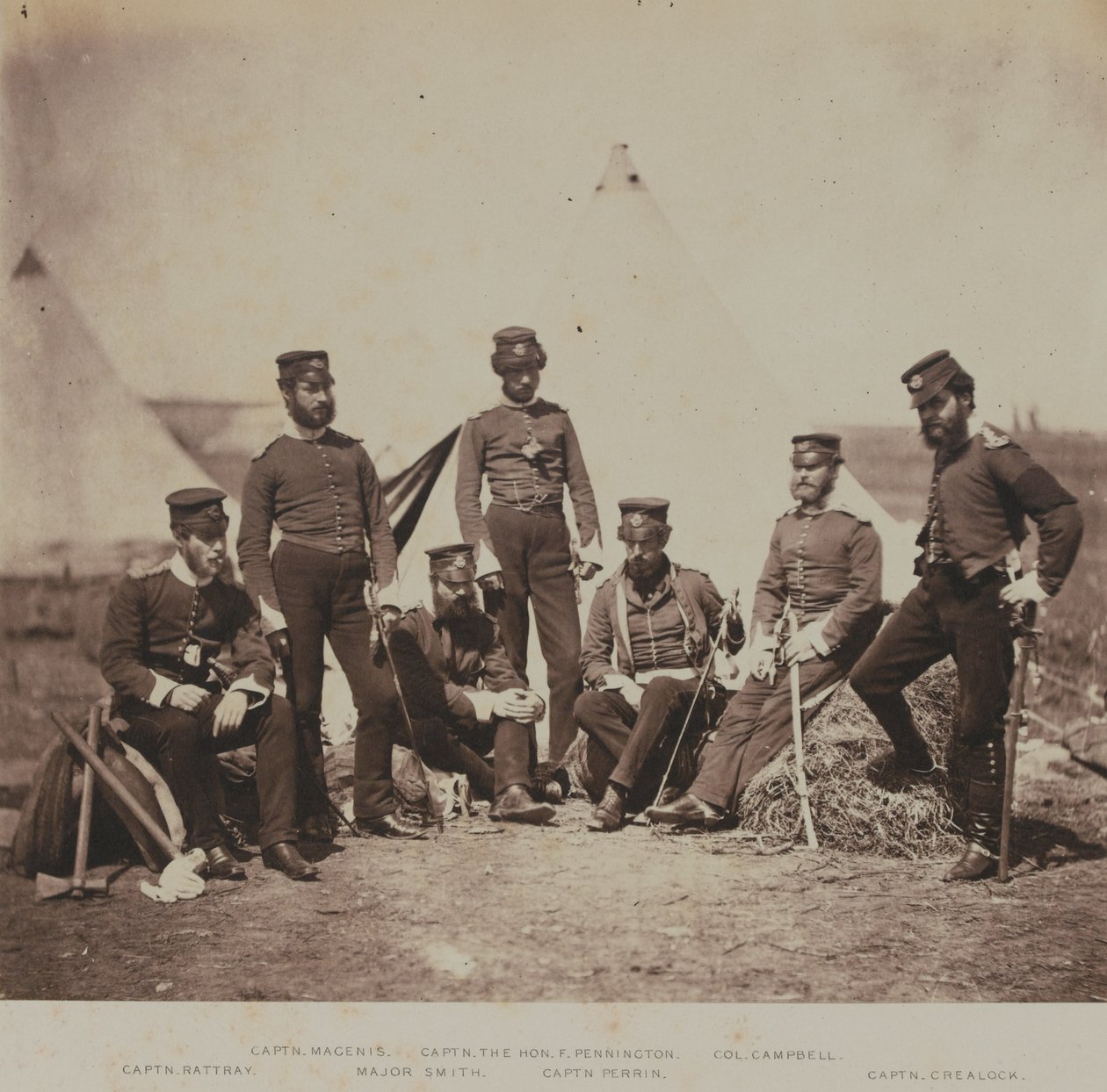 クリミア戦争、1855年に関連した52枚の写真のアルバムからの第90（パースシャーボランティア）（軽歩兵）連隊の役員の役員 作： ロジャー・フェントン