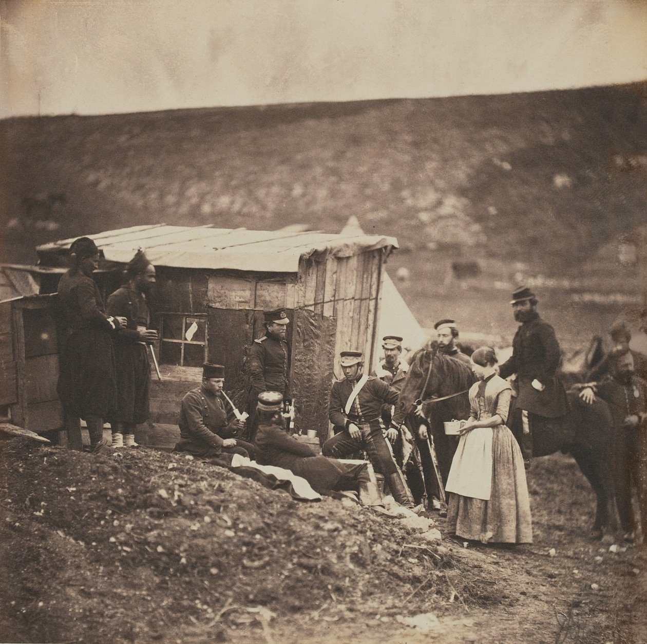 1855年のクリミア戦争に関連する52枚の写真のアルバムからの、第4竜騎兵衛兵のキャンプでのフランスとイギリスの軍隊のパーティー 作： ロジャー・フェントン