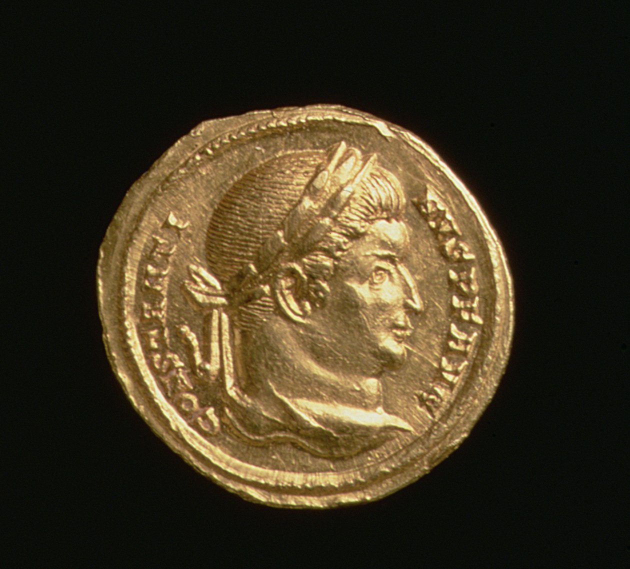 コンスタンティヌス大帝のアウレウス（AD 306-37）ローマ皇帝、トリーアミント、AD 306-37（表側）（金） 作： 小説